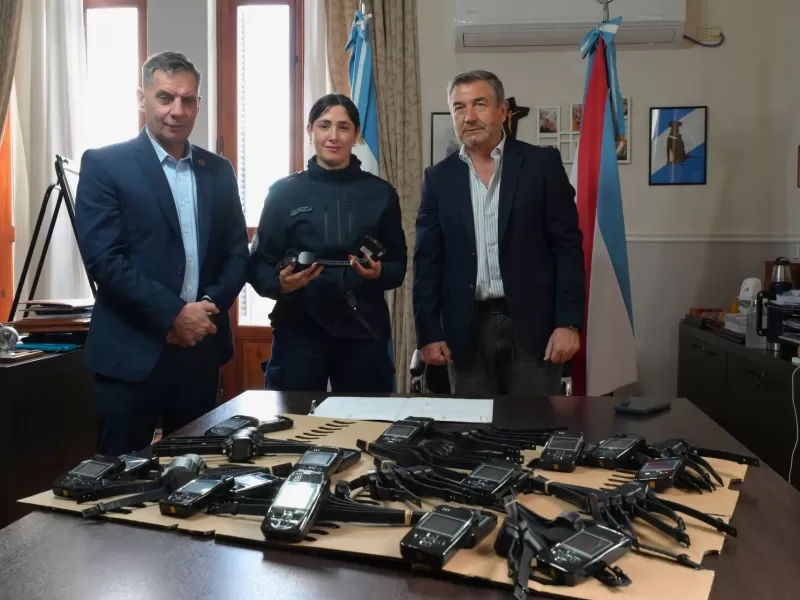Entregaron dispositivos duales para la Divisi&oacute;n 911