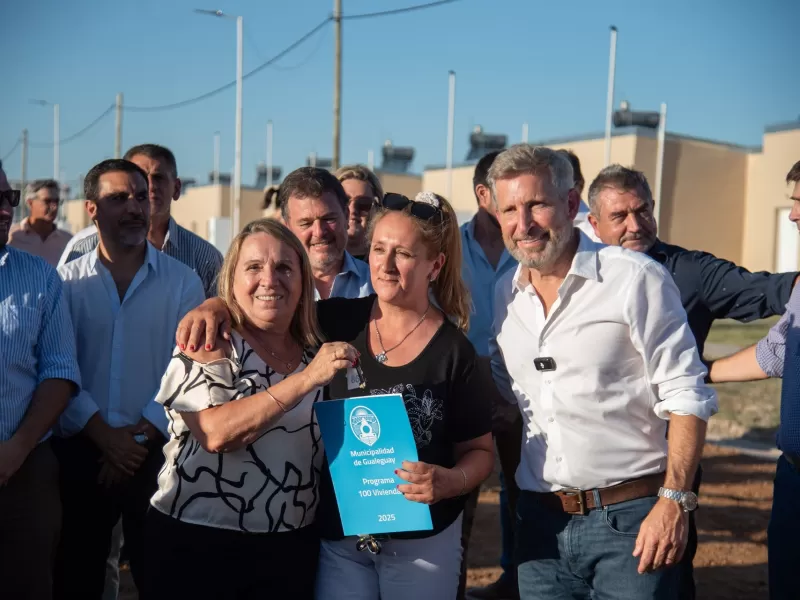 Frigerio entreg&oacute; viviendas a 100 familias de Gualeguay
