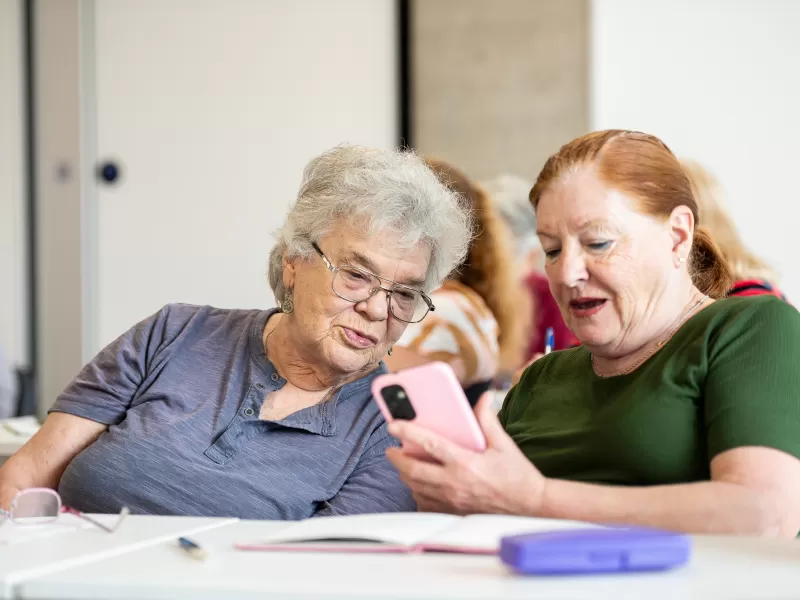 Impulsan nuevas capacitaciones tecnológicas para personas adultas mayores