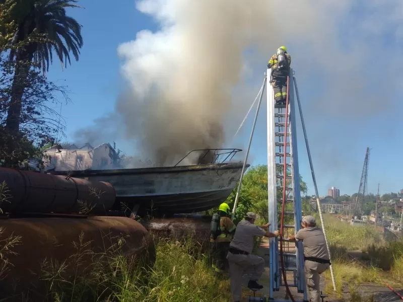 Paraná: se incendió un barco abandonado y generó una densa humareda en la zona del Puerto Nuevo