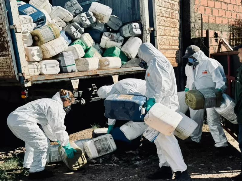 La Provincia intervino un acopio ilegal en Rosario del Tala y retir&oacute; m&aacute;s de 2000 bidones de fitosanitarios