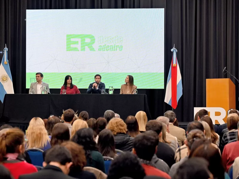 El Gobierno lanzó “Entre Ríos desde adentro”, un programa de formación para trabajadores estatales
