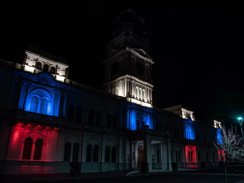 La fachada de la Casa de Gobierno rindió tributo a la independencia de Eslovenia