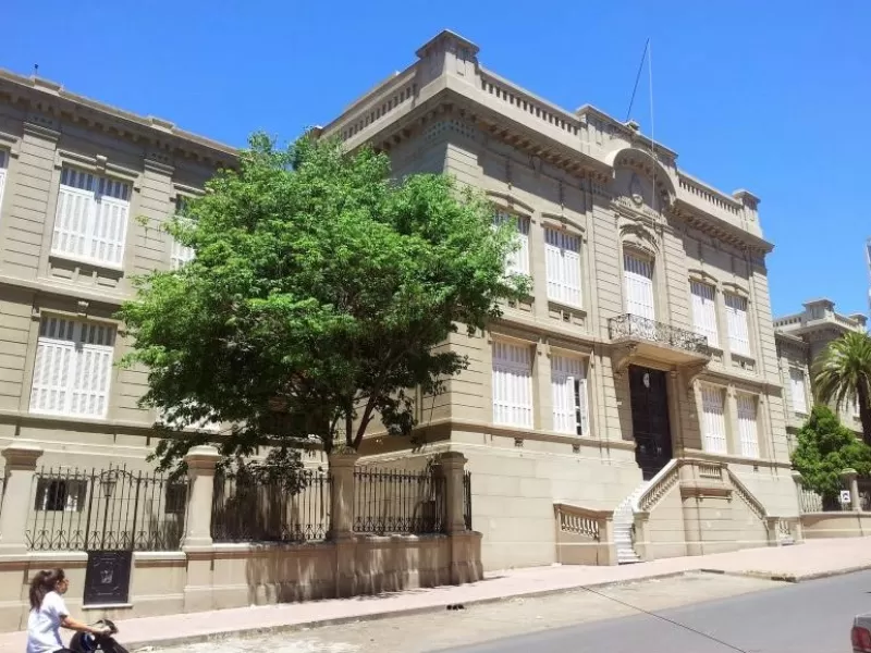 Una mujer se tiró desde un primer piso en el Colegio Nacional de Paraná