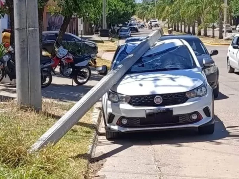 Chajarí: camionero rozó una columna de luz y cayó sobre un auto