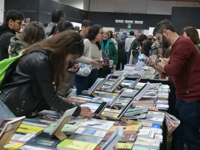 Transmitir&aacute;n por streaming los conversatorios con escritores en la Feria del Libro Paran&aacute; Lee