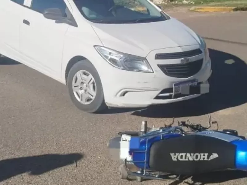 Concepción del Uruguay: motociclista resultó herida tras chocar con un auto en 12 de Octubre y Torrá