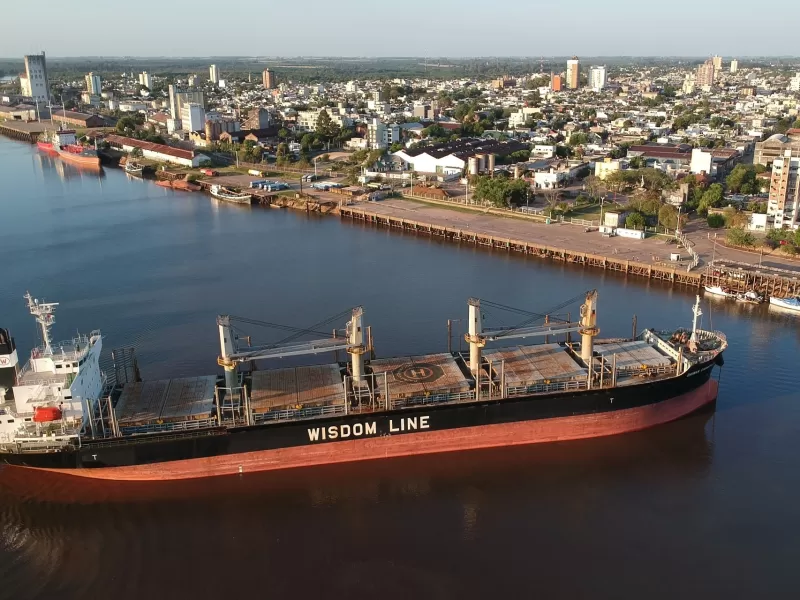 Ingresan dos buques al puerto de Concepción del Uruguay para exportar madera a India