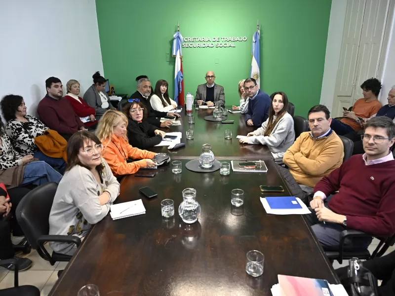 El Gobierno acordó con los gremios estatales una paritaria por tres meses