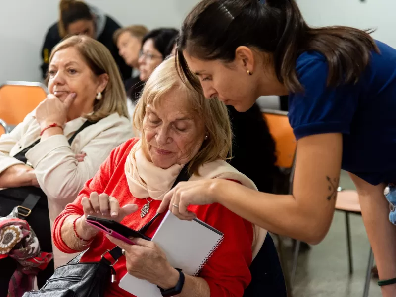 Capacitarán a 2.500 adultos mayores en habilidades digitales