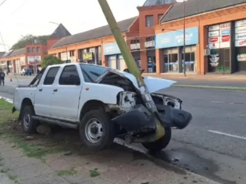 Paraná: alcoholizado chocó una columna e hirió a un policía