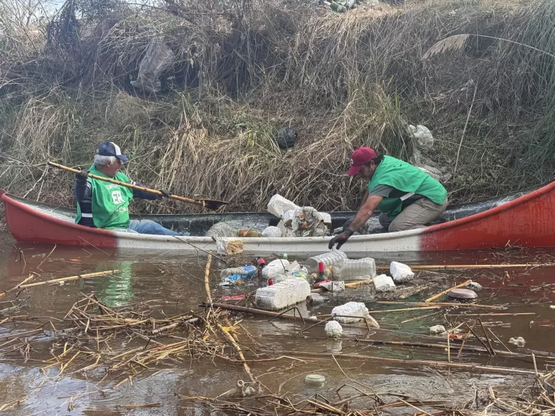Más de 50 jóvenes se sumaron a la limpieza de un arroyo en La Paz