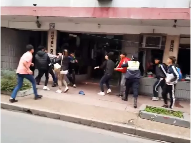 Violencia escolar en Paraná: docentes heridos y clases suspendidas tras una pelea entre alumnas