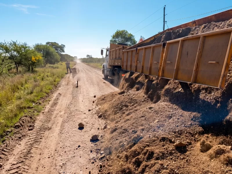 Comenz&oacute; la reposici&oacute;n de broza y ripio en un segundo tramo del acceso a Colonia 3 y 14 en La Paz