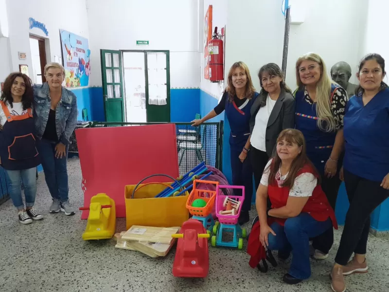 Mes de los jardines: Entrega de materiales pedagógicos y homenaje a una docente