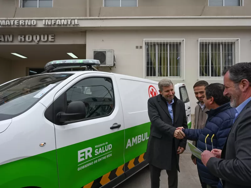 Cuatro nuevas ambulancias y dos motos fueron entregadas a los hospitales San Mart&iacute;n y San Roque de Paran&aacute; y al 107