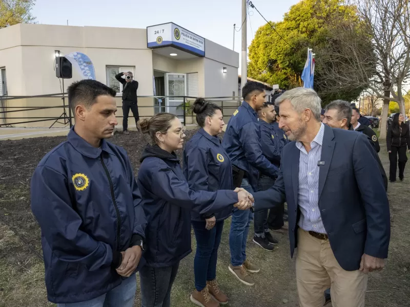 El gobernador inauguró un destacamento policial en Paraná y entregó móviles y armas no letales