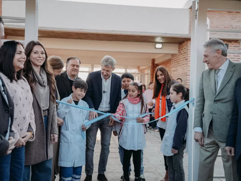 Frigerio inauguró una escuela, entregó equipos al hospital y recorrió obras en Chajarí