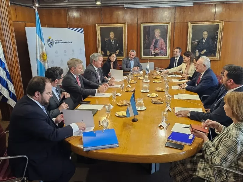 Frigerio volvió a plantear la relocalización de la planta y destacó el diálogo con el Gobierno uruguayo