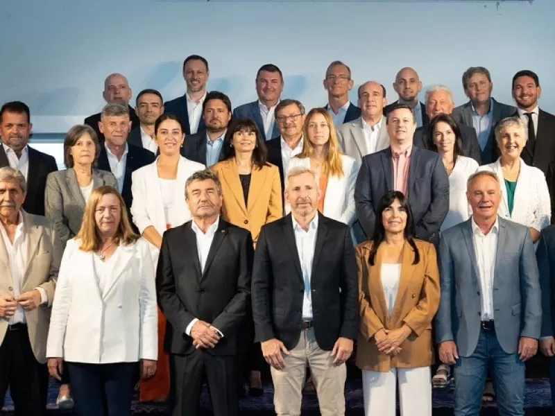 Con Stratta a la cabeza, reclamaron a Frigerio para que cumpla con la Ley de Paridad en su Gabinete
