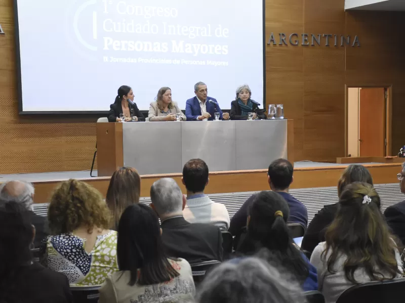 Con más de 300 participantes, se desarrolló el primer congreso sobre cuidado integral de personas mayores en Paraná