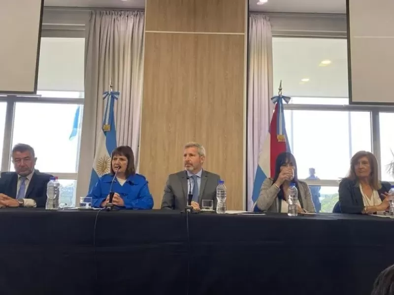 La ministra Bullrich arribó a Paraná en el marco del Curso Nacional Antidrogas
