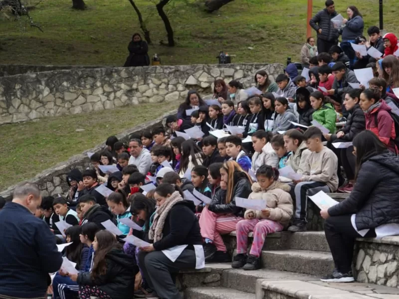 M&aacute;s de 100 estudiantes participaron de la primera experiencia de deporte de orientaci&oacute;n en el Parque Urquiza