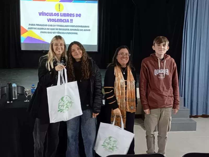 Adolescentes de San Salvador debatieron sobre amor rom&aacute;ntico y violencia de g&eacute;nero