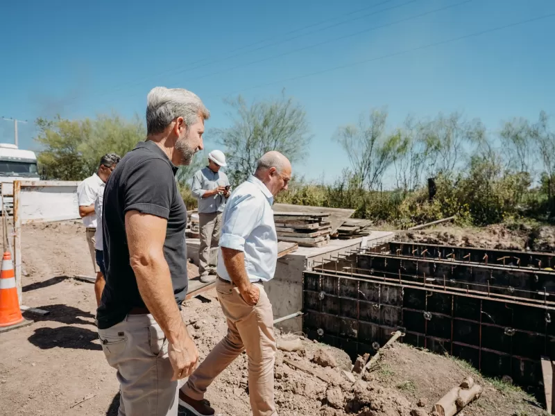 El gobernador Frigerio recorrió una obra pluvial reiniciada en General Galarza