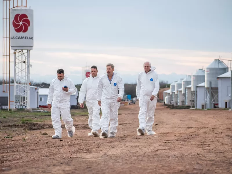 Frigerio recorri&oacute; la planta av&iacute;cola Las Camelias en Villaguay