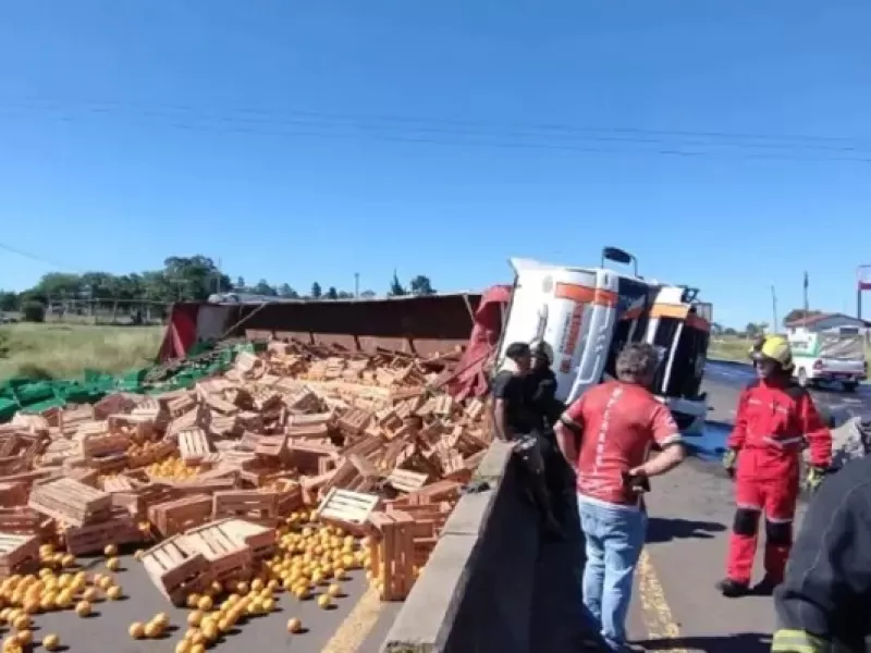 Volcó un camión con frutas en Ruta 14 y vecinos se llevaron cajones con mercadería