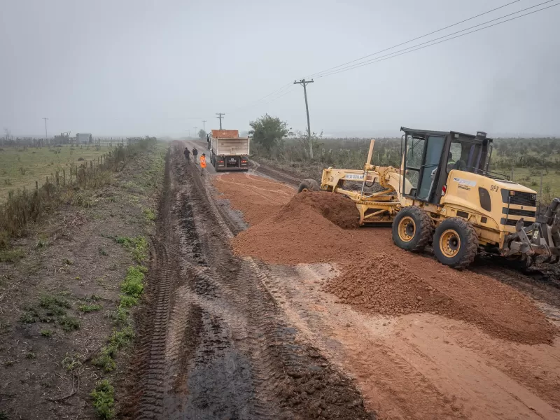 Realizan mejoras en caminos rurales del departamento San Salvador