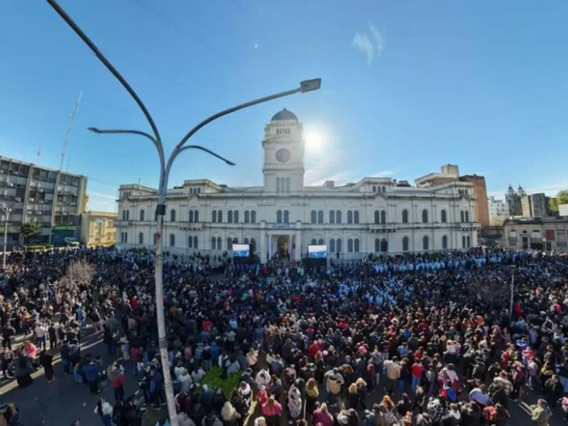 M&aacute;s de 2.000 alumnos prometieron lealtad a la Bandera en Paran&aacute;