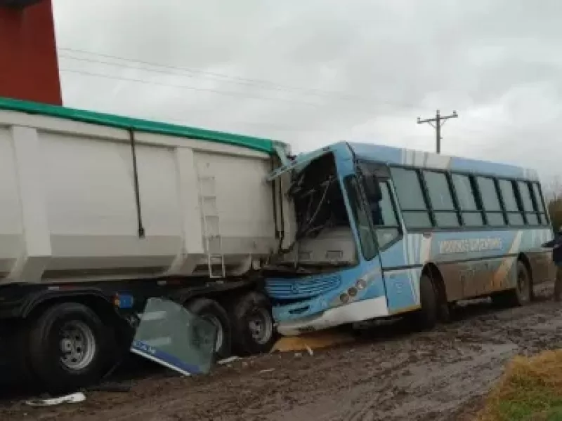 Colectivo se incrustó a gran velocidad contra un camión en el ingreso a Ombú