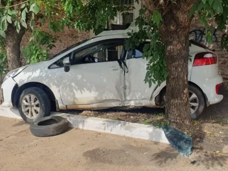 Perdió el control del vehículo y quedó atrapado entre dos árboles en Concordia