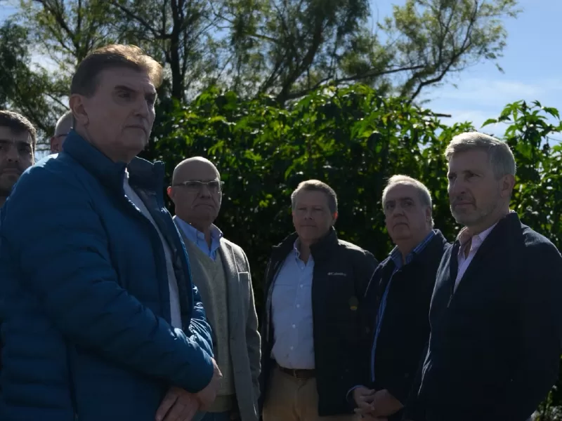 Frigerio dio inicio a obras en el arroyo Cabay&uacute; Cuati&aacute; y entreg&oacute; equipamiento hidr&aacute;ulico
