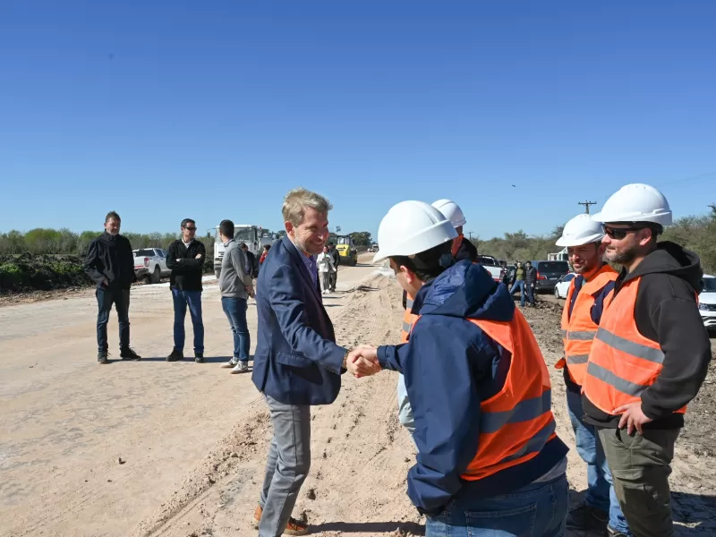 "Tenemos que reconstruir esa confianza perdida de la gente en la pol&iacute;tica", afirm&oacute; Frigerio al recorrer la obra de la ruta 20