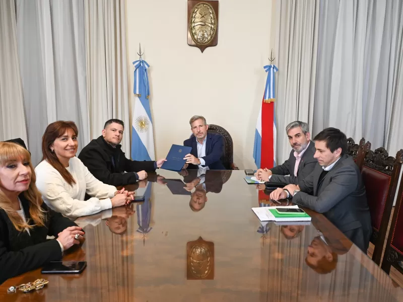 Frigerio firm&oacute; con el intendente de Feliciano un convenio para financiar obras de infraestructura sanitaria