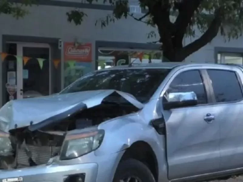 La conductora de una camioneta embistió violentamente un árbol en Crespo