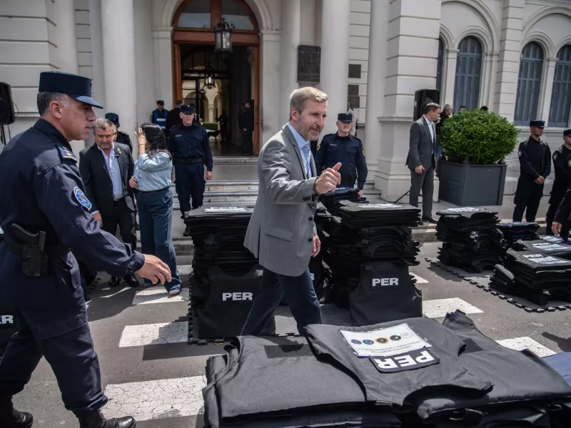 Frigerio distribuyó 1300 chalecos antibalas a la Policía para reforzar la prevención y cuidado de los agentes