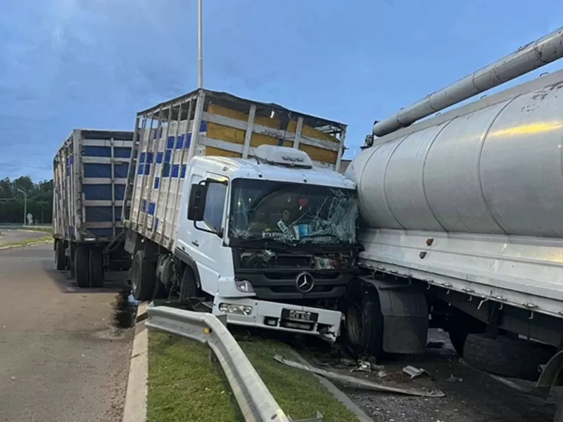 Un conductor sufrió lesiones leves tras un choque entre camiones en Ruta 20