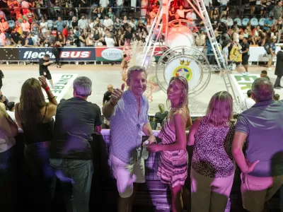 Frigerio disfrut&oacute; de los corsos de Gualeguay en la segunda noche de presentaci&oacute;n