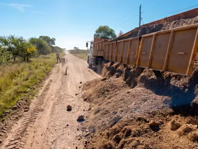 Comenz&oacute; la reposici&oacute;n de broza y ripio en un segundo tramo del acceso a Colonia 3 y 14 en La Paz