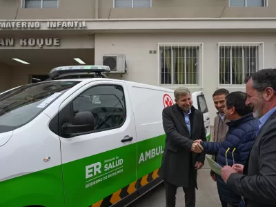 Cuatro nuevas ambulancias y dos motos fueron entregadas a los hospitales San Mart&iacute;n y San Roque de Paran&aacute; y al 107
